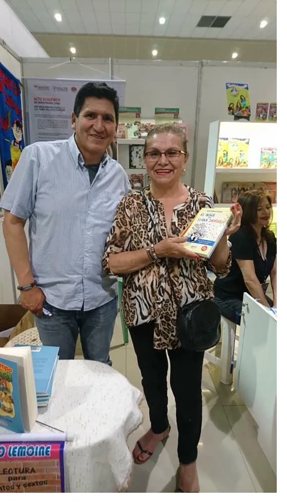 David Vildoso con una lectora en la Feria Internacional del Libro
